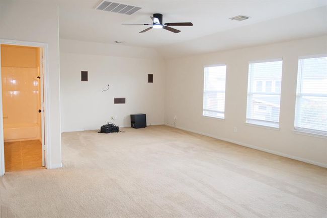 This is the current pic. Furniture is out of home now. | Image 25