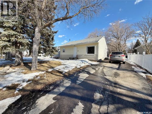 813 Carleton St, Moosomin, SK, S0G3N0 | Card Image