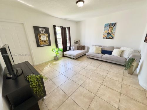 301 Nw 37th St, Miami, FL, 33127-3139 | Card Image