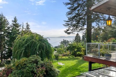 1028 Gower Point Rd, House other with 3 bedrooms, 3 bathrooms and null parking in Gibsons BC | Image 1