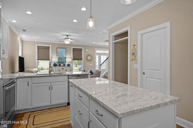Beautiful Quartz Counters | Image 12