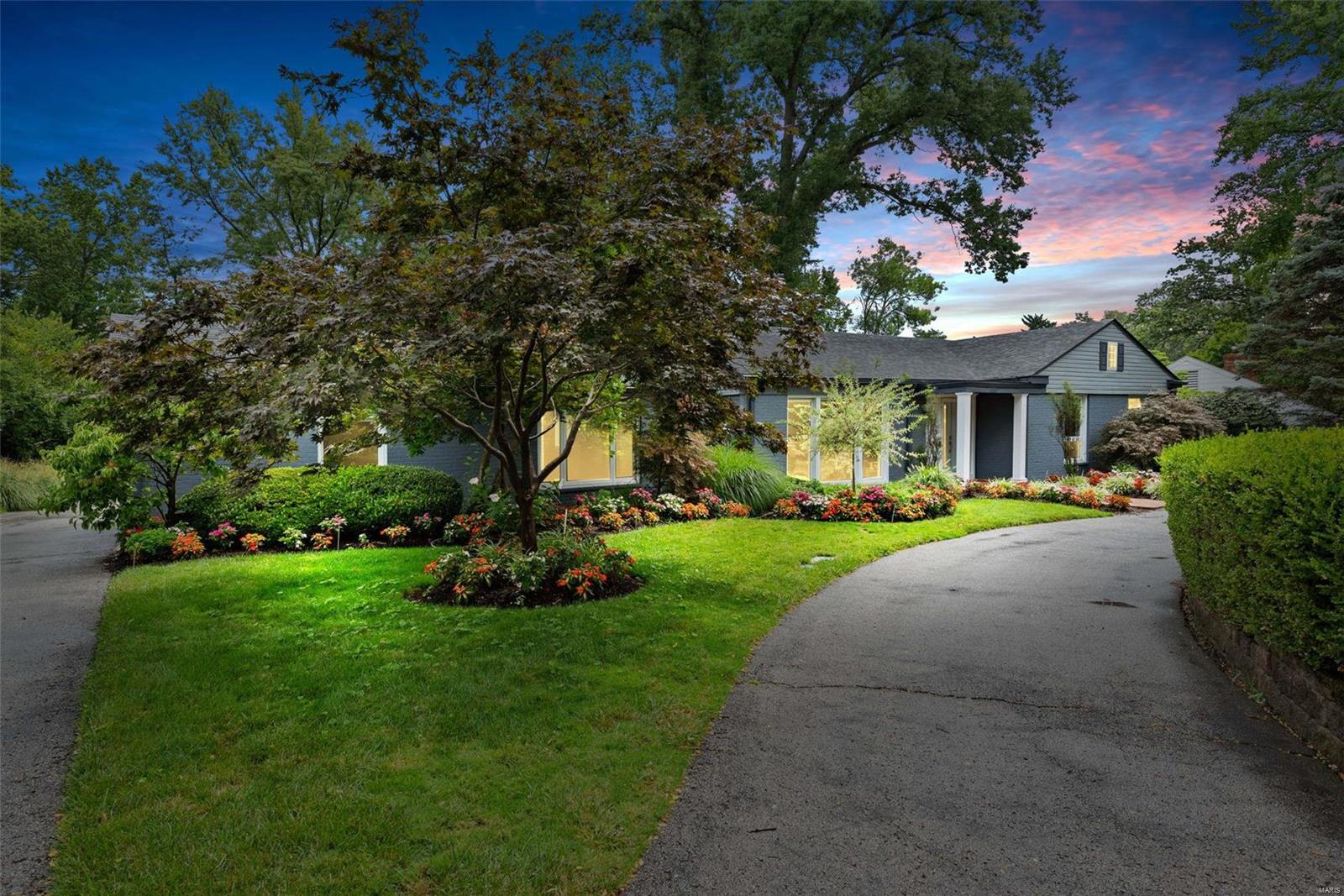 Stoneleigh Towers , Saint Louis, MO 63132