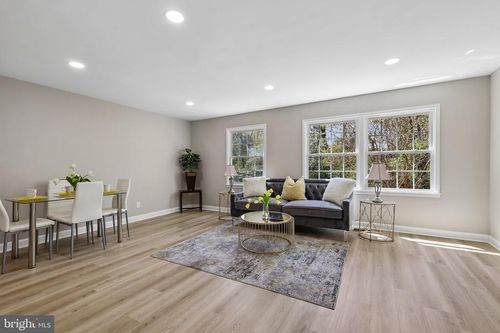 6302 Paddington Ln, CENTREVILLE, VA, 20120-1811 | Card Image