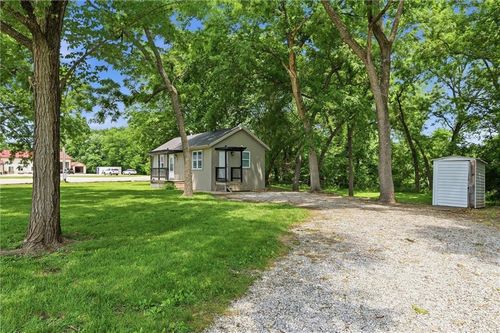 907 E 4th St, Tonganoxie, KS, 66086-9685 | Card Image