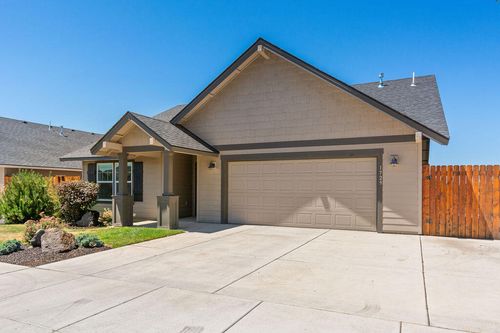 1729 Ne 3rd Ct, Redmond, OR, 97756-6840 | Card Image
