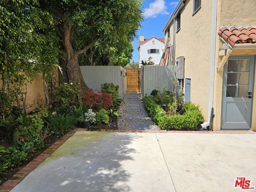 212 S Muirfield Rd, Los Angeles, CA, 90004-3730 | Card Image