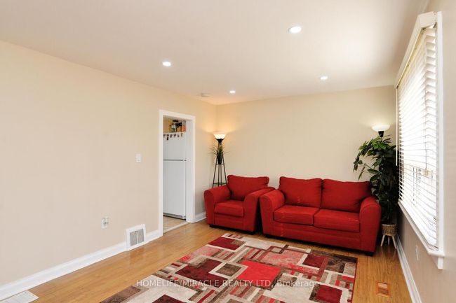 7 Sophia St, House other with 3 bedrooms, 2 bathrooms and 4 parking in Brampton ON | Image 9