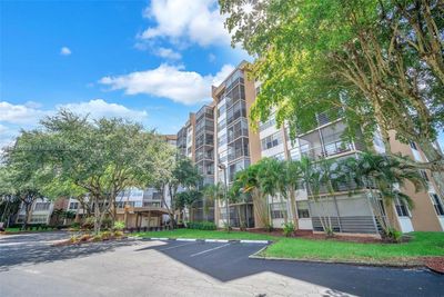 407 - 1300 Saint Charles Pl, Condo with 2 bedrooms, 2 bathrooms and null parking in Pembroke Pines FL | Image 2