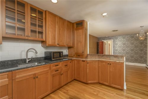 2-170 Leah St, Providence, RI, 02908-3906 | Card Image