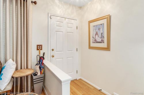 1754 3 Lakes Dr, Troy, MI, 48085-1451 | Card Image