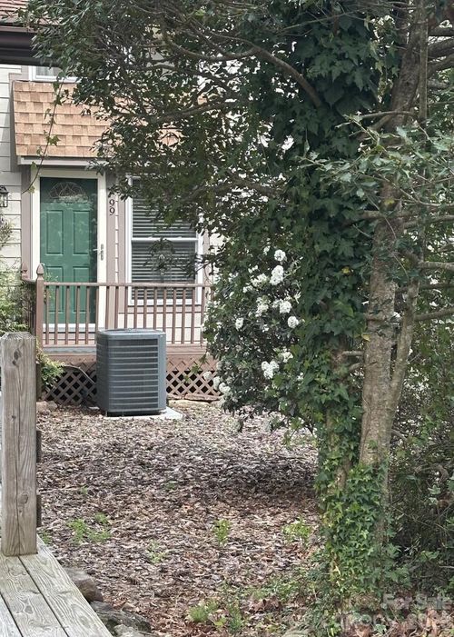 99 Willow Way, Hendersonville, NC, 28739-7829 | Card Image