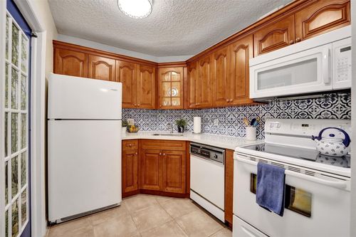 109h-1920 Ne 1st Ter, Wilton Manors, FL, 33305-2002 | Card Image