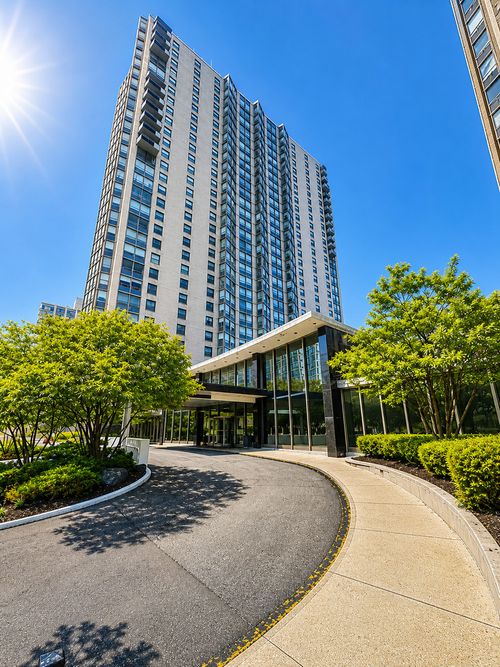 29t-5701 N Sheridan Rd, Chicago, IL, 60660-4720 | Card Image