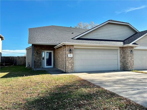 916 Eagle Ridge Dr, Baldwin City, KS, 66006-7404 | Card Image