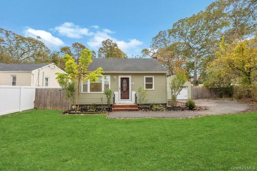 34 Ormond Ave, Selden, NY, 11784-3253 | Card Image