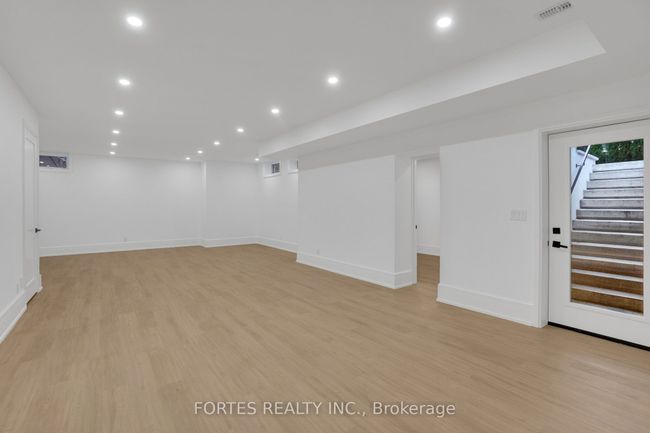 16 Cadillac Ave, House other with 5 bedrooms, 5 bathrooms and 4 parking in North York ON | Image 32