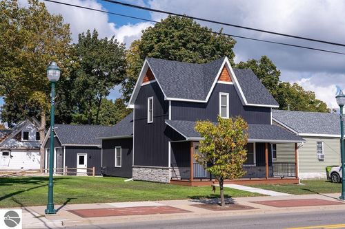 216 W 5th St, Clare, MI, 48617-1417 | Card Image