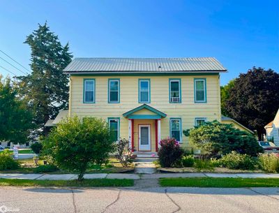 107 W Hempstead, Home with 6 bedrooms, 3 bathrooms and 3 parking in Fairfield IA | Image 1