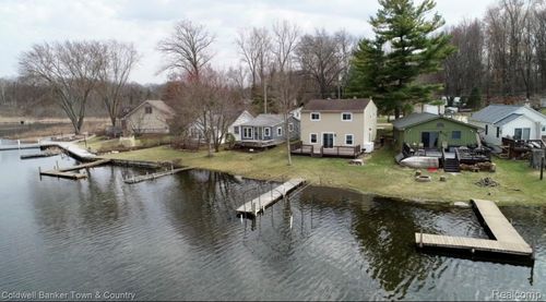 2705 Melvin Dr, Pinckney, MI, 48169 | Card Image