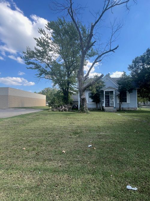 1011 S Madison St, Webb City, MO, 64870-2544 | Card Image