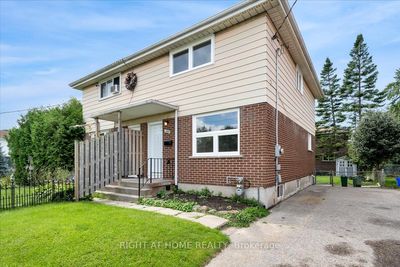 1098 Cedar St, Home with 3 bedrooms, 1 bathrooms and 4 parking in Oshawa ON | Image 2