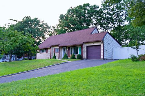 9 Hudson St, Coram, NY, 11727-1723 | Card Image