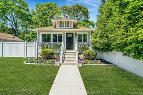 21 Forest St, Ronkonkoma, NY, 11779-5202 | Card Image