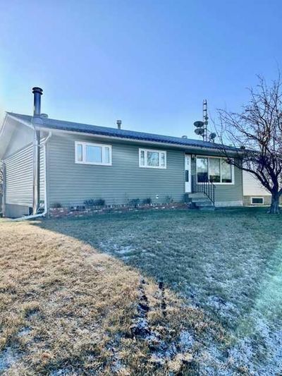 4931 47 St, House detached with 5 bedrooms, 2 bathrooms and 4 parking in Hardisty AB | Image 2