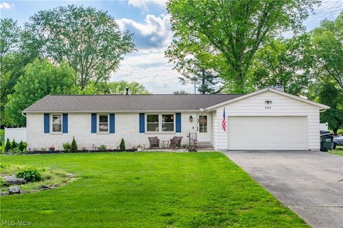 8263 Winterwood Ave Nw, North Canton, OH, 44720-5160 | Card Image