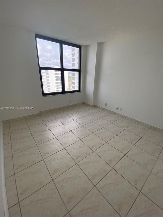 APT-1920 - 2500 Parkview Dr, Condo with 2 bedrooms, 2 bathrooms and null parking in Hallandale Beach FL | Image 7