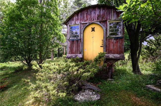 View of outdoor structure | Image 25