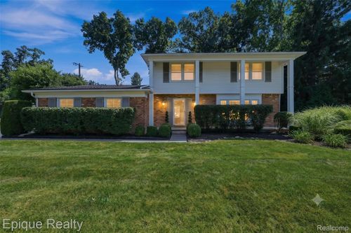 2774 Brady Dr, Bloomfield Hills, MI, 48304-1725 | Card Image