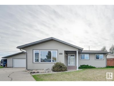 5003 53 A Ave, House other with 3 bedrooms, 3 bathrooms and 6 parking in Gibbons AB | Image 1