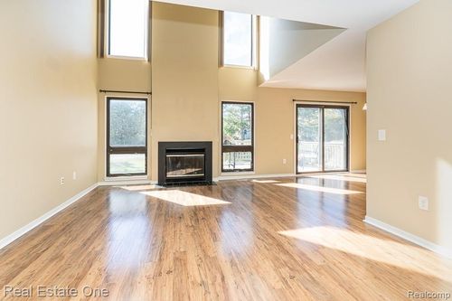 653 Glasgow Ct, Rochester Hills, MI, 48307-4589 | Card Image