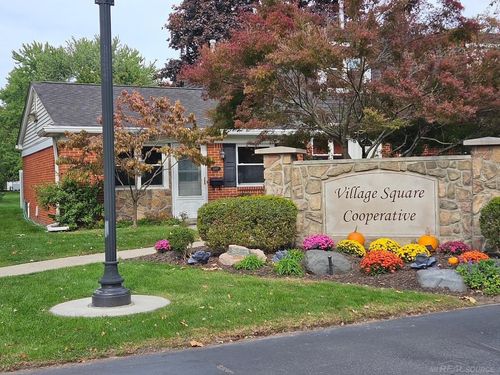 11497 Pinewood Drive, Utica, MI, 48317 | Card Image