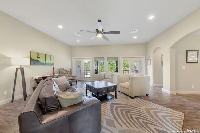 211 Comal Run, House other with 3 bedrooms, 4 bathrooms and null parking in Bulverde TX | Image 9