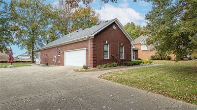 2423 Ashwood Court, Home with 3 bedrooms, 3 bathrooms and null parking in Jeffersonville IN | Image 2