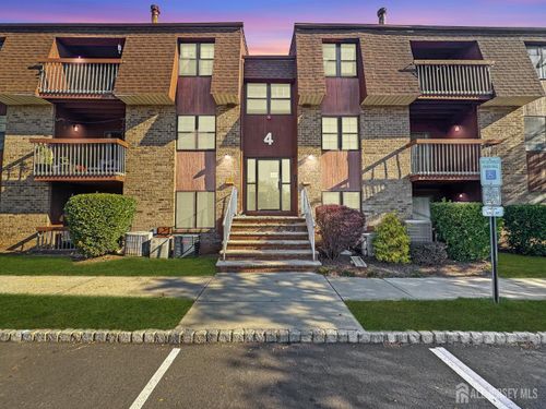 39 Powderhorn Ct, Woodbridge, NJ, 07095-1416 | Card Image