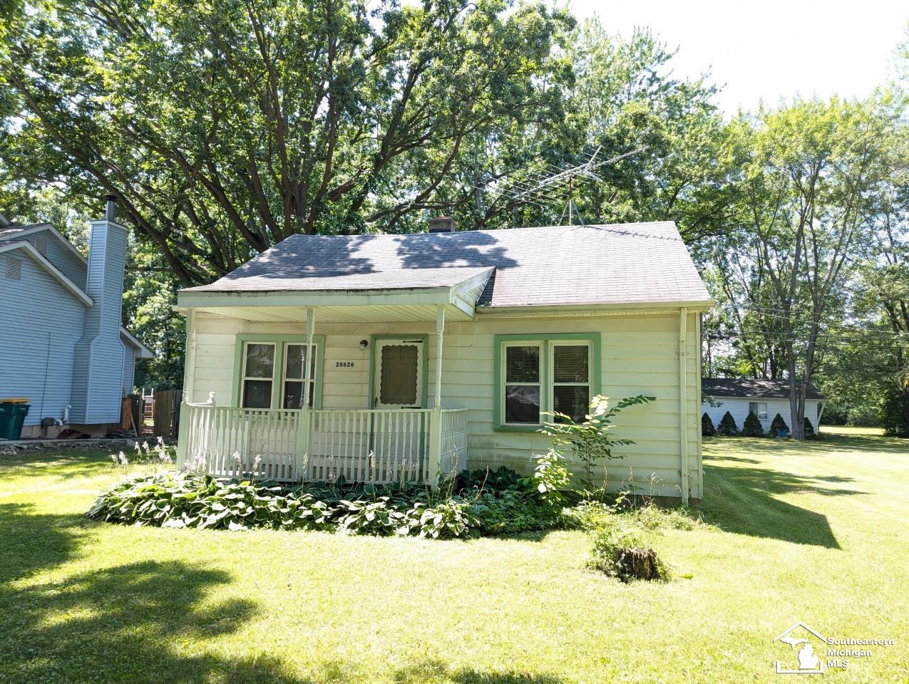 Relda Dr, Brownstown Twp, MI 48183
