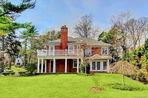 15 Hilltop Dr, Manhasset, NY, 11030-3411 | Card Image