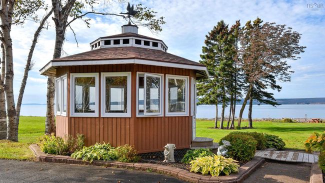 8816 E Bay Highway, House other with 6 bedrooms, 3 bathrooms and null parking in Middle Cape NS | Image 5