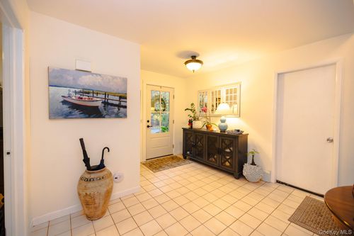 94 Kings Dr, Riverhead, NY, 11901-6205 | Card Image