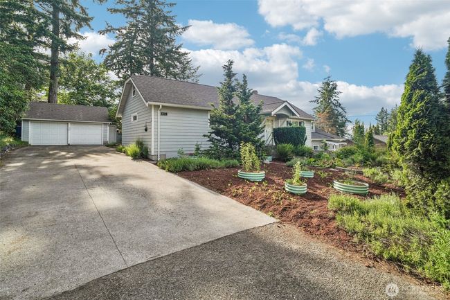 Front of home with ample parking. | Image 31