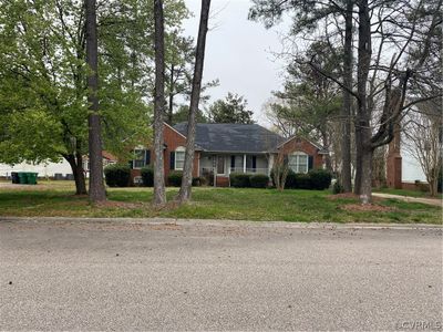 Ranch-style home with a front lawn | Image 1