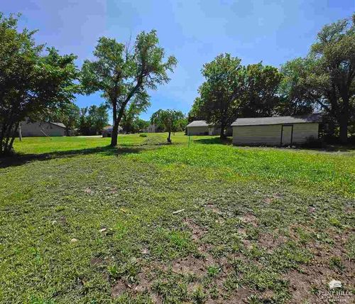 15 N 10th St, Herington, KS, 67449-2321 | Card Image