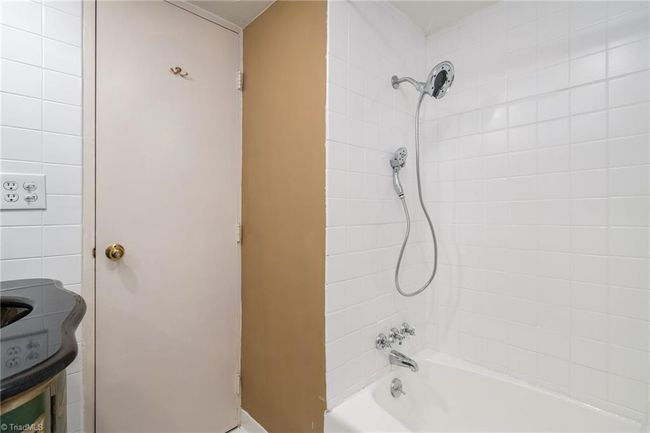 Hallway Bathroom | Image 13