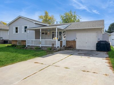 717 S 5th Avenue E, Home with 3 bedrooms, 1 bathrooms and null parking in Newton IA | Image 2