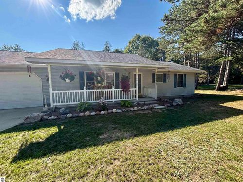 460 Evergreen Trl, Farwell, MI, 48622-8441 | Card Image