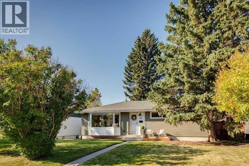 131 Gloucester Cres Sw, Calgary, AB, T3E4V4 | Card Image