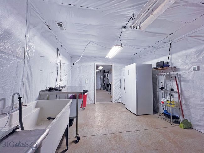 2400 sq ft shop washroom and back room | Image 28